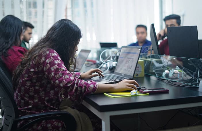 Supporting scene for trading analytics and audit-ready contract architecture.